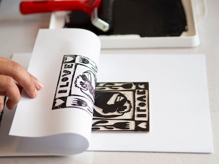 Posez le papier dessus et décollez - le motif est déjà sur le papier. 