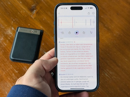Je peux écouter le fichier audio et suivre directement ce que l'application a transcrit.