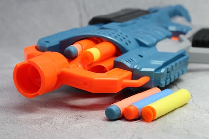 Le pistolet Nerf : sobrement, le plus grand danger est que les munitions en mousse soient abandonnées quelque part dans le paysage.