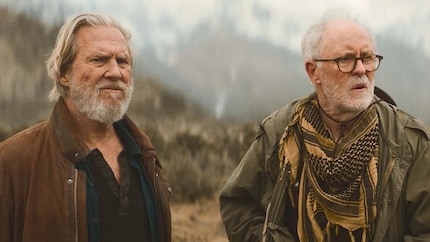 John Lithgow (right) alongside Jeff Bridges (left) in «The Old Man».