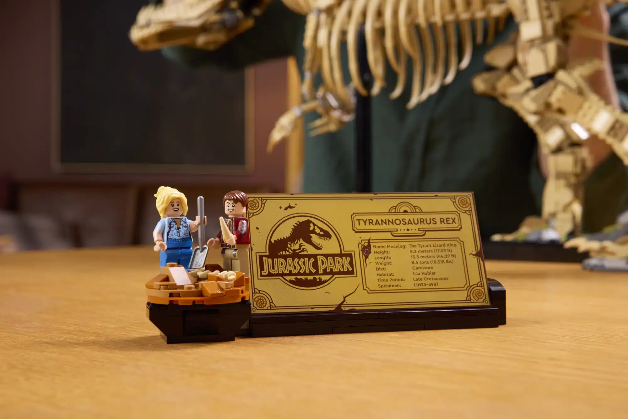 Les deux mini-figures du Dr Ellie Sattler et du Dr. Alan Grant sont un supplément sympathique au squelette de dinosaure.