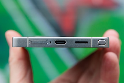 L'emplacement pour la carte SIM, la prise USB-C et le S Pen sur la face inférieure.