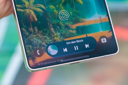 La Now Bar est petite et discrète, mais d'autres smartphones offrent des informations et des commandes sur l'écran de verrouillage sans un grand panneau d'IA.