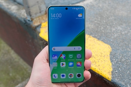 Les bords fins autour de l'écran aident à rendre le Xiaomi 15 maniable.