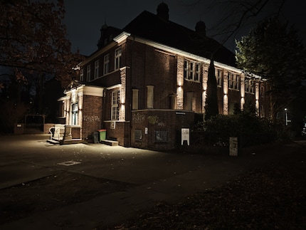 Avec le mode Nuit, la caméra principale équilibre les pics de luminosité sans détruire l'atmosphère de la nuit.