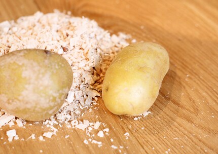 Les pommes de terre sont utilisées comme liant dans la production de briquettes