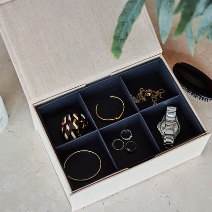 Whether in the living room, hallway or bathroom, cardboard boxes like these help to sort clutter.