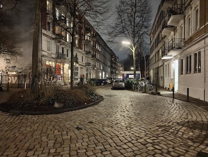 Dans l'obscurité, l'appareil photo principal fournit un niveau de détail élevé, mais ne capture pas l'atmosphère de la nuit.