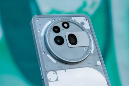 Deux des trois caméras à l'arrière du Phone (3a) Pro ont été modifiées par Nothing.