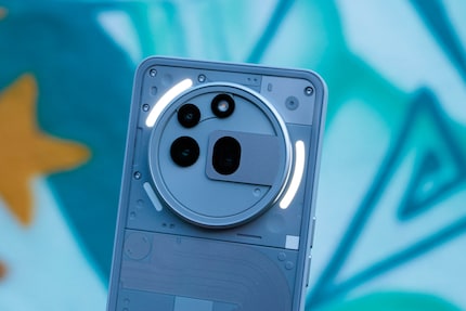 Les trois LED de ce que l'on appelle le Glyph encadrent la section caméra.