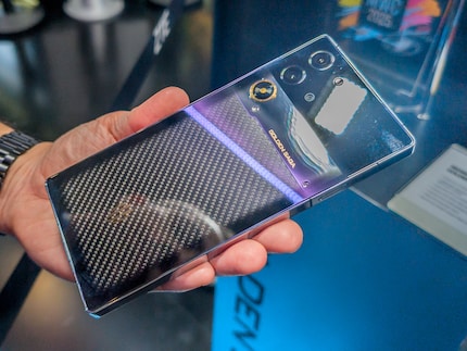 Le Redmagic 10 Pro dans l'édition Golden Saga : avec beaucoup d'or et de brillance miroir.