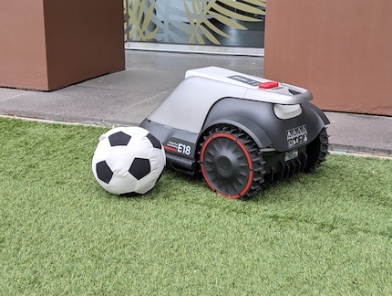Le robot évite automatiquement les obstacles grâce à des caméras et des capteurs. 