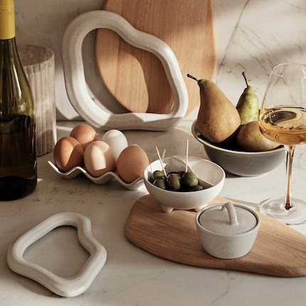 Be it for everyday use or just for special occasions, the smooth surface of the ceramic tray creates a sense of timeless elegance.