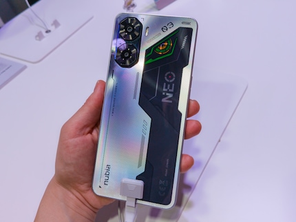 Le smartphone de jeu me plaît dans sa version futuriste avec des éléments argentés.