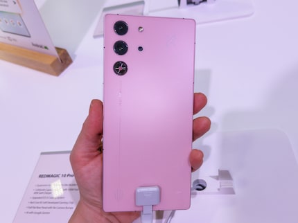J'aime autant le rose chatoyant que la combinaison d'une coque anguleuse avec celui-ci.