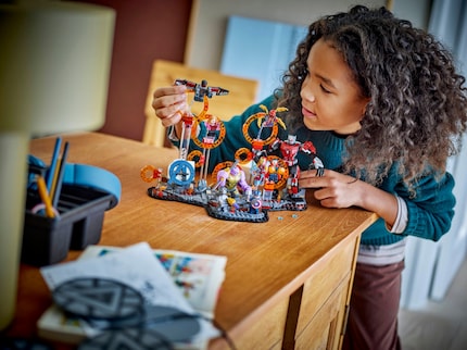 Est-ce ainsi que LEGO imagine son public cible en train de jouer avec ce set Marvel ?