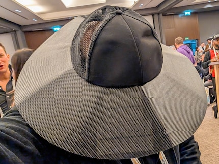 Les cellules solaires sont bien visibles dans le bord du chapeau.