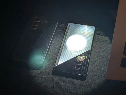 Sur le stand d'Infinix, la lampe de poche doit remplacer le soleil.