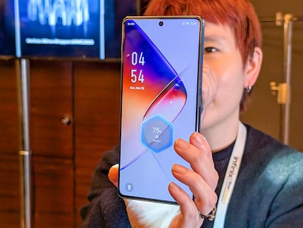 De temps en temps, le smartphone indiquait qu'il chargeait.