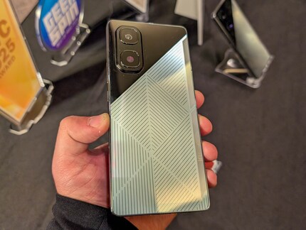 Des cellules solaires se trouvent à l'arrière de ce smartphone.