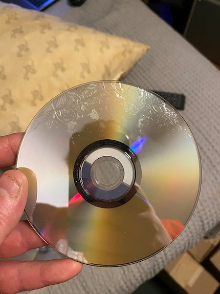 L'utilisateur rggkjg1 du forum Animesuperhero montre son DVD endommagé de l'édition Ultimate Collector de Superman.