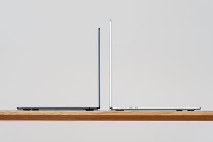 Malgré une épaisseur de seulement 1,13 cm, le MacBook Air peut facilement tenir une journée de travail sur batterie. 