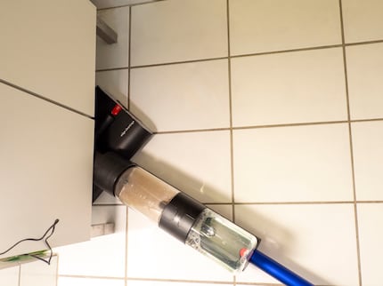 Le nettoyeur humide articulé atteint la zone poussiéreuse sous mon meuble de salle de bain.
