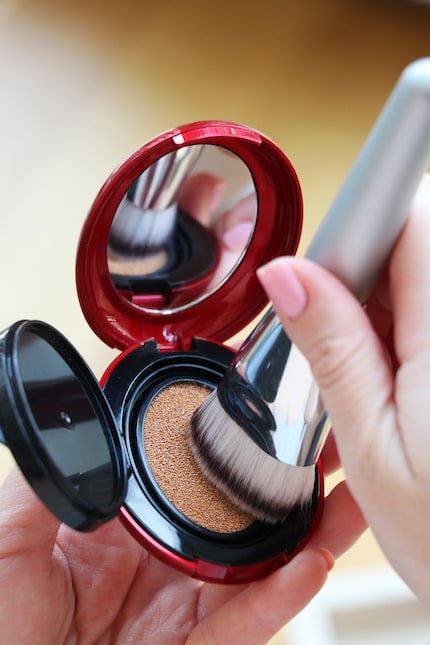Un match parfait : mon Multi Foundation Brush de Rosy Rosa s'adapte parfaitement à l'ouverture de la version mini et est mon alternative préférée à la petite éponge.