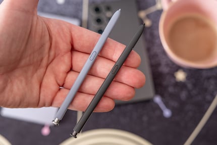 Optiquement identique, intérieurement différent : le S-Pen du Galaxy S25 Ultra gauche n'a plus de Bluetooth.