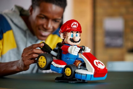 Thanks to the movable stand, you can set up Mario's kart in different poses.