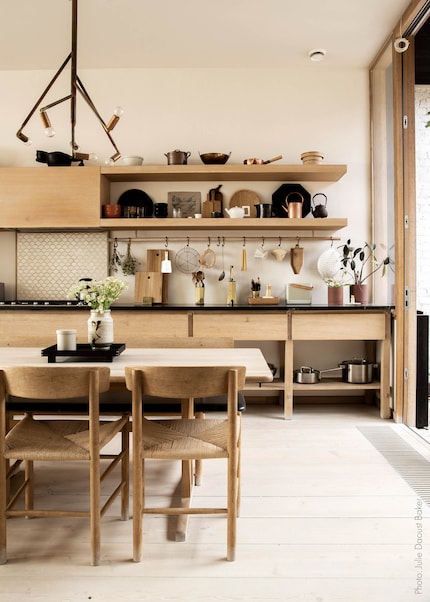 Une barre murale de la longueur de la cuisine maximise l’espace de rangement et garantit un design harmonieux et efficace.