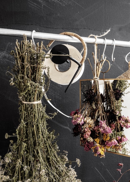 Un bouquet de fleurs séchées ajoute de la couleur dans la pièce.