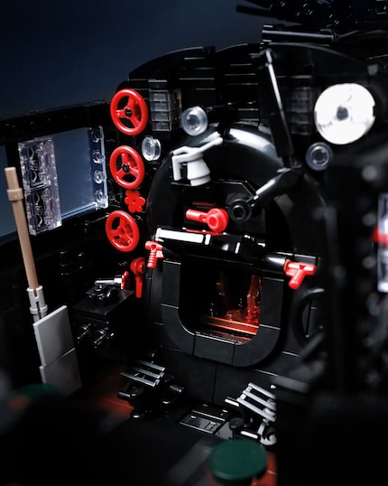 Le modèle Bluebrixx présente un cockpit détaillé avec des commandes réalistes et une chambre de tir.
