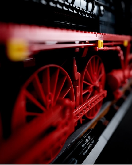 Les roues motrices et la tringlerie rouges sont des reproductions fidèles de l'original.