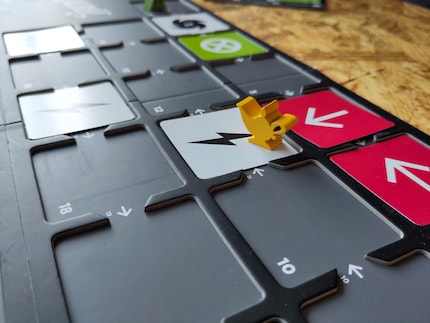 Le plateau de jeu est robuste, précis, de bonne qualité et travaillé dans les moindres détails.