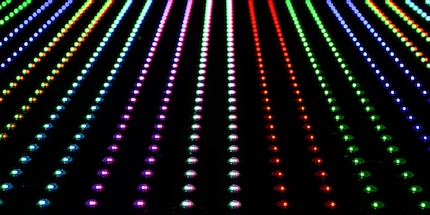 Visualisation des LED RVB : si les LED rouges, vertes et bleues émettent simultanément et avec la même intensité, l'œil humain perçoit l'unité RVB en blanc.