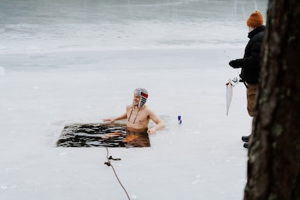 First on the black ice, then in the cold water: Olympic champion Karsten Warholm never misses a challenge.