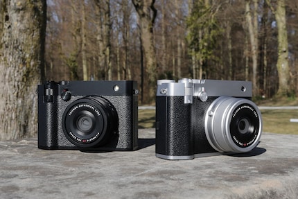 As always with Fujifilm, you have the choice between silver and black.