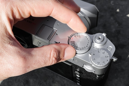 You adjust the shutter speed with the left-hand dial – or the ISO by pulling it out and turning it.