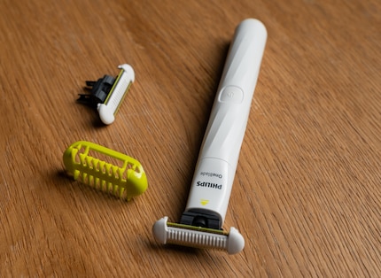 La OneBlade Intimate avec son manche, sa lame de rechange et son accessoire 3 millimètres.