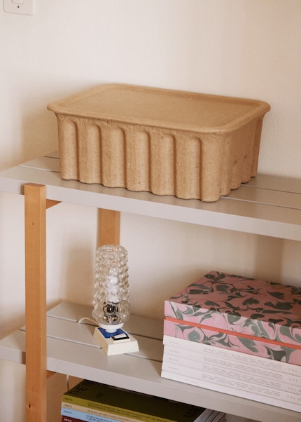 Cette petite merveille de rangement au joli motif rainuré se présente sous la forme d'un set de deux pratiques.