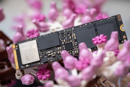 À gauche le contrôleur, au centre la mémoire cache DRAM et à droite les deux blocs de mémoire NAND.