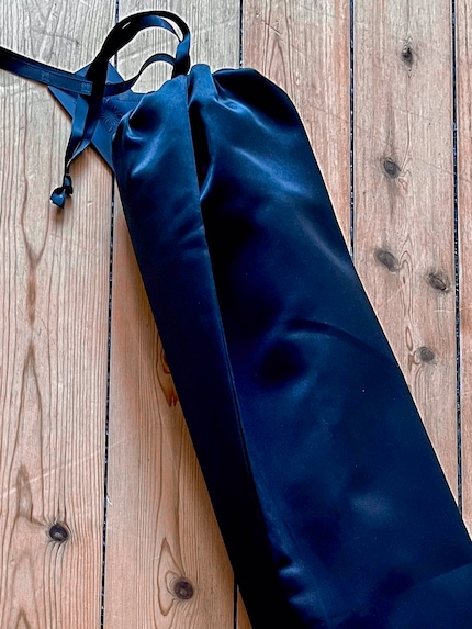 The mat in its bag: you can see the Omnana logo on the wristband and tag.