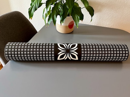The (superfluous) wrapping paper features the Omnana branding.