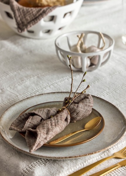 Fini les lapins : la serviette de Pâques complète chaque couvert.