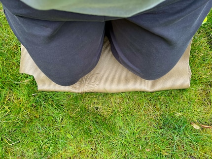 Je plie Glue spécial jardin en deux. C’est encore plus confortable pour mes genoux.