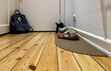 Glue spécial chaussures mesure 32 x 120 centimètres. L’arrondi s’intègre joliment dans le couloir.