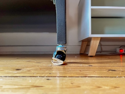 Jusqu’à présent, un morceau de papier plié servait de support aux pieds de la cage. Pas magnifique, j’avoue.