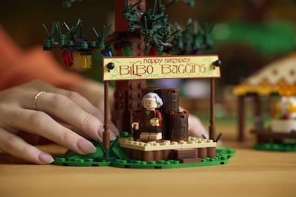 Sur scène, Bilbo fait son discours puis se rend invisible.