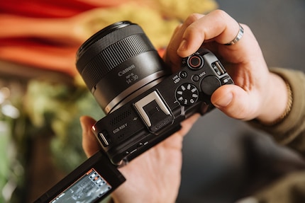 Small camera, small lens: the RF-S 14-30mm on the new EOS R50V.